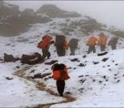 گرفتار شدن کولبرها در سقوط بهمن/ یک نفر کشته شد