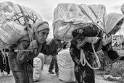 زنان هم کولبری می‌کنند!