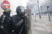 خشونت‌ شدید پلیس فرانسه با معترضان جنجال‌آفرین شد