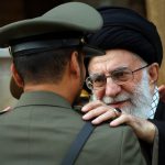 پرچم و نشان فداکاری به دانشگاه افسری امام علی(ع) ارتش اهدا می‌شود