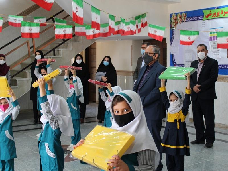 با شروع سال تحصیلی جدیدبانک مسکن اقدام به توزیع نوشت افزار کرد