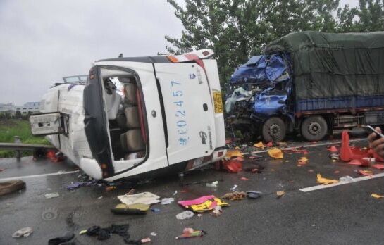 برخورد کامیون با اتوبوس ۱۱ کشته و ۱۹ زخمی برجای گذاشت