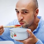 عوارض وحشتناک فوت کردن نوشیدنی‌ و غذاهای داغ