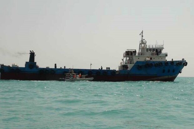 توقیف ۴ فروند شناور حامل سوخت قاچاق در آب‌های خلیج فارس