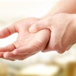 ۳ دمنوش طبیعی که به بهبود لرزش دست کمک می‌کند