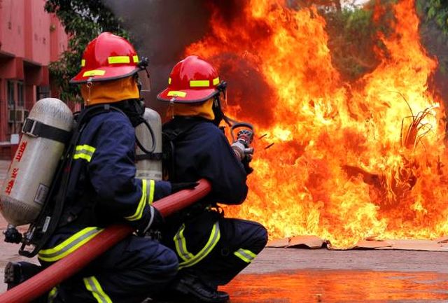 آتش‌سوزی در انبار چسب بازار تهران/اعزام ماموران پنج ایستگاه آتش‌نشانی