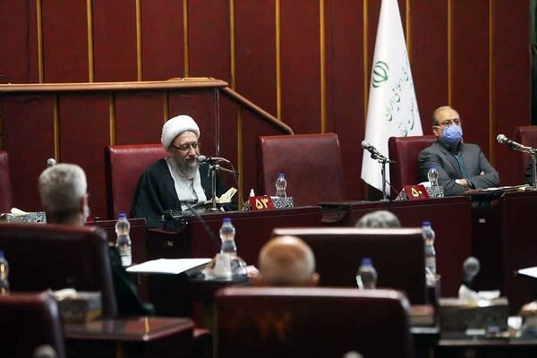 آیت الله آملی لاریجانی: مجمع تشخیص بر اثر فضاسازی عقب‌نشینی نمی‌کند