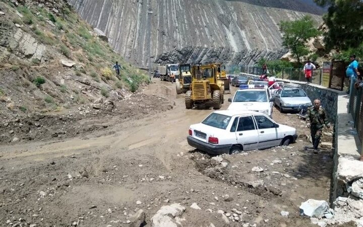 جاده چالوس کی باز می‌شود؟/ گرفتار شدن ۱۲۰۰ خودرو؛ ۵ خودرو زیر گل ولای مدفون شدند