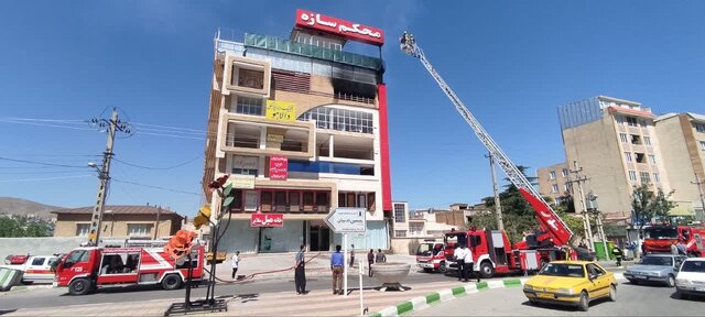 آتش سوزی ساختمان تجاری ۷ طبقه در کرمانشاه/ ۵ نفر نجات یافتند