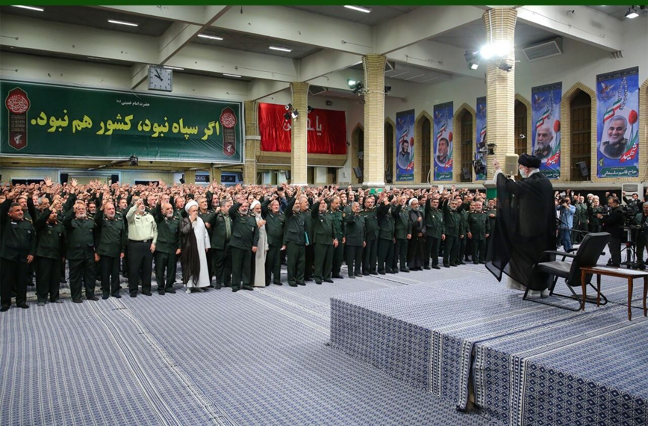 رهبر انقلاب: یکی از بخش‌های مهم فعالیت دشمن مخدوش کردن چهره سپاه است