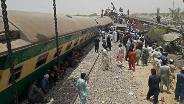 ۱۵ کشته و ۵۰ زخمی در حادثه خارج شدن قطار از ریل در پاکستان