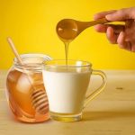 شیر داغ و عسل؛ مفید یا زیان آور؟
