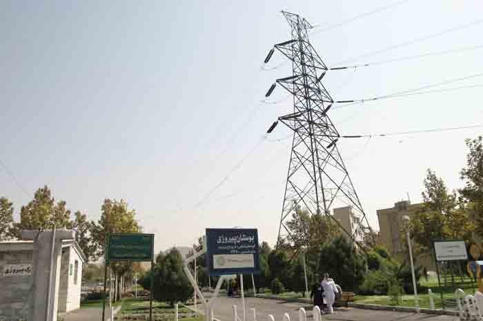 دکلهای برق باعث تولد نوزادان معلول می شوند/ چمران: شهرداری پول ندارد دکلها را به زیر زمین منتقل کند