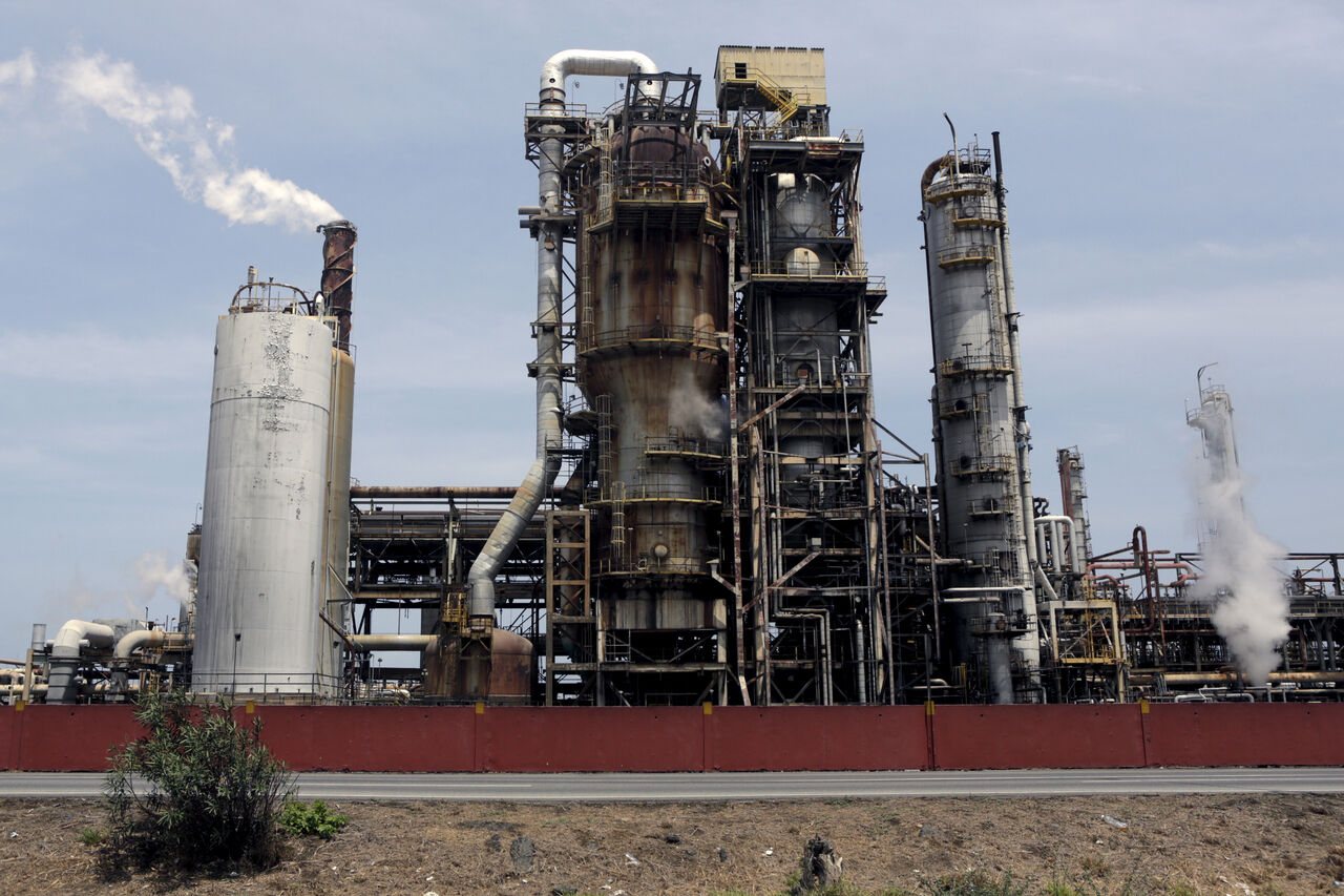 تثبیت صادرات ۲۶۰هزار بشکه نفت با دو پالایشگاه فراسرزمینی در سوریه و ونزوئلا