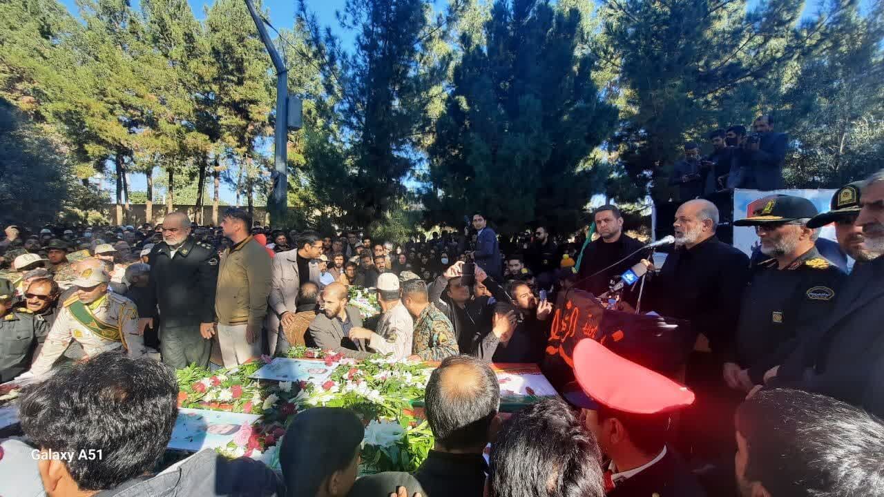 پیکر شهدای حمله تروریستی شهرستان راسک تشییع شد/ تروریست‌ها دیگر آرامش نخواهند داشت