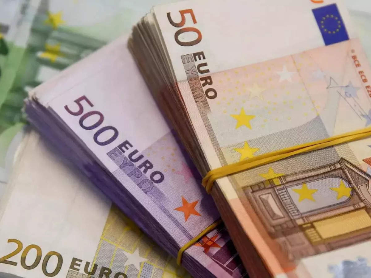 نرخ یورو در مرکز مبادله کاهش و دلار ثابت ماند