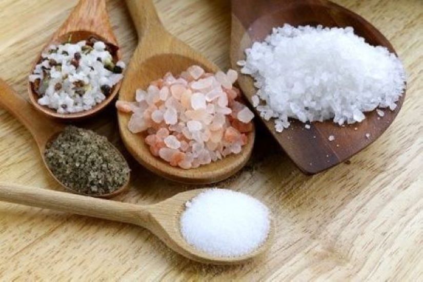 هشدار وزارت بهداشت درباره مصرف نمک‌های رنگی و سنگ نمک