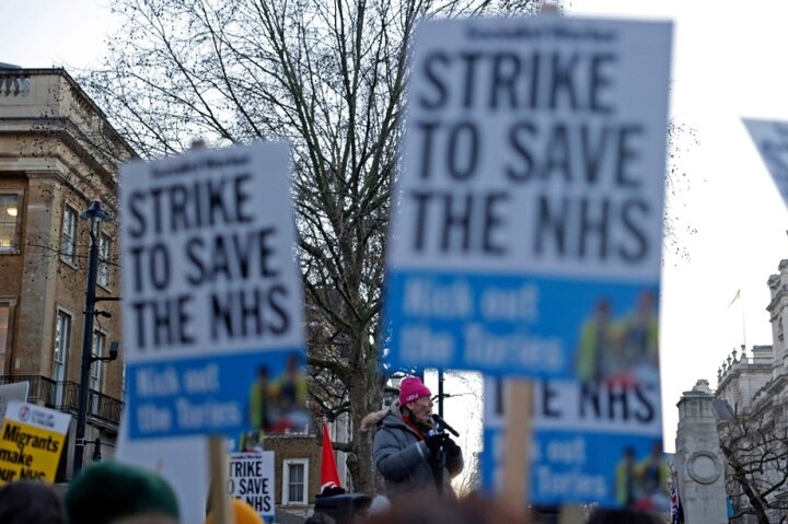 آغاز اعتصاب بی‌سابقه پزشکان در انگلیس؛ ۷۵ سال اعتبار روی لبه تیغ