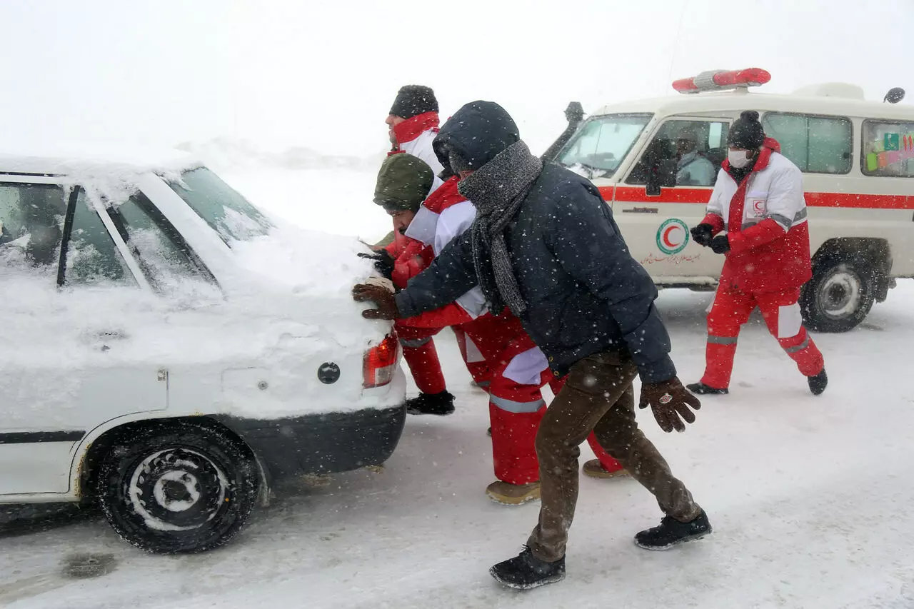 رهاسازی ۳۲۵ خودرو از برف/ امدادرسانی به بیش از ۱۶۰۰ نفر
