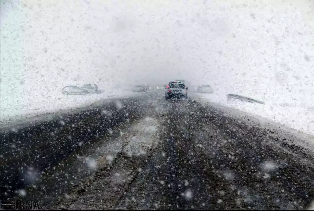 ادامه اختلال تردد در آزاد راه ساوه – تهران/ راه پنج روستای ساوه مسدود است