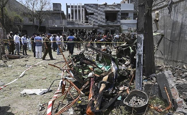 انفجار بمب در مسجد و بازاری در پاکستان/ ۲۳ نفر کشته و زخمی شدند