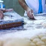 گرانفروشی نانوایان؛ تعدد دستگاه‌های متولی یا کافی نبودن مجازات‌ها؟/ قطع سهمیه آرد ۵۰ واحد تا هفته آینده