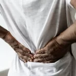بیش از ۲۰ دقیقه نباید نشست یا ایستاد/ کمردرد می‌تواند ارثی باشد