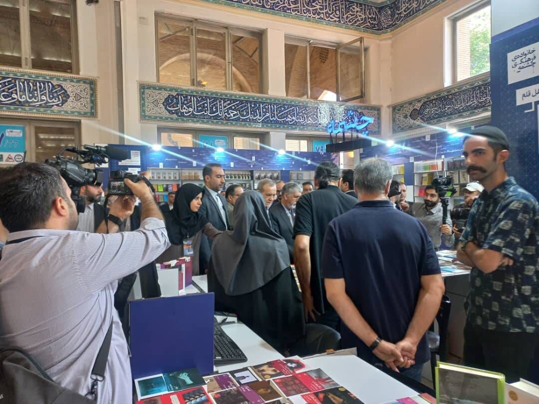 مردم باید با آزادی کتاب مورد نظر خود را برگزینند