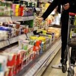 دلار ۲۳ هزار تومان ارزان شد؛ چرا کالاها گران ماندند؟/ حق‌شناس: انتظار بروز تورم منفی در ایران غیرمنطقی است