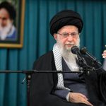 حضرت آیت‌الله خامنه‌ای: آمریکایی‌ها بدانند ملت ایران تسلیم‌شدنی نیست/ تمجید از رفتار مردم