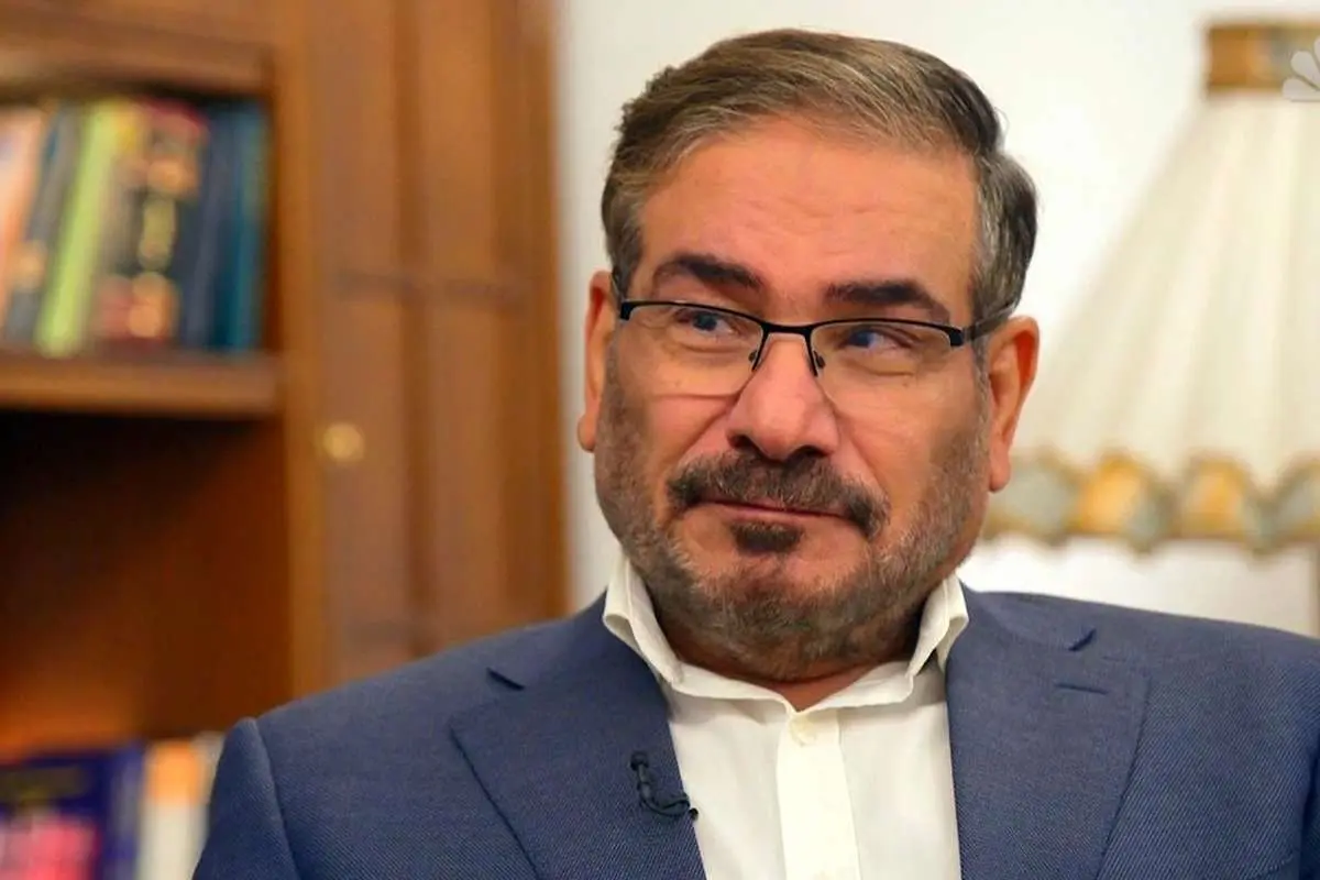 شمخانی: زنده‌ام و این تنِ زخم‌خورده، سپر بلای ملت خواهد بود