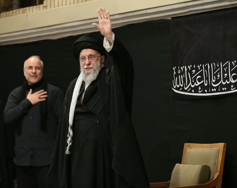 مقام معظم رهبری ستون فقرات ایران اسلامی هستند