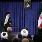 رهبر انقلاب: ملت با جهت‌گیری‌های گوناگون سیاسی و وزن متفاوت مذهبی پای ایران ایستاد