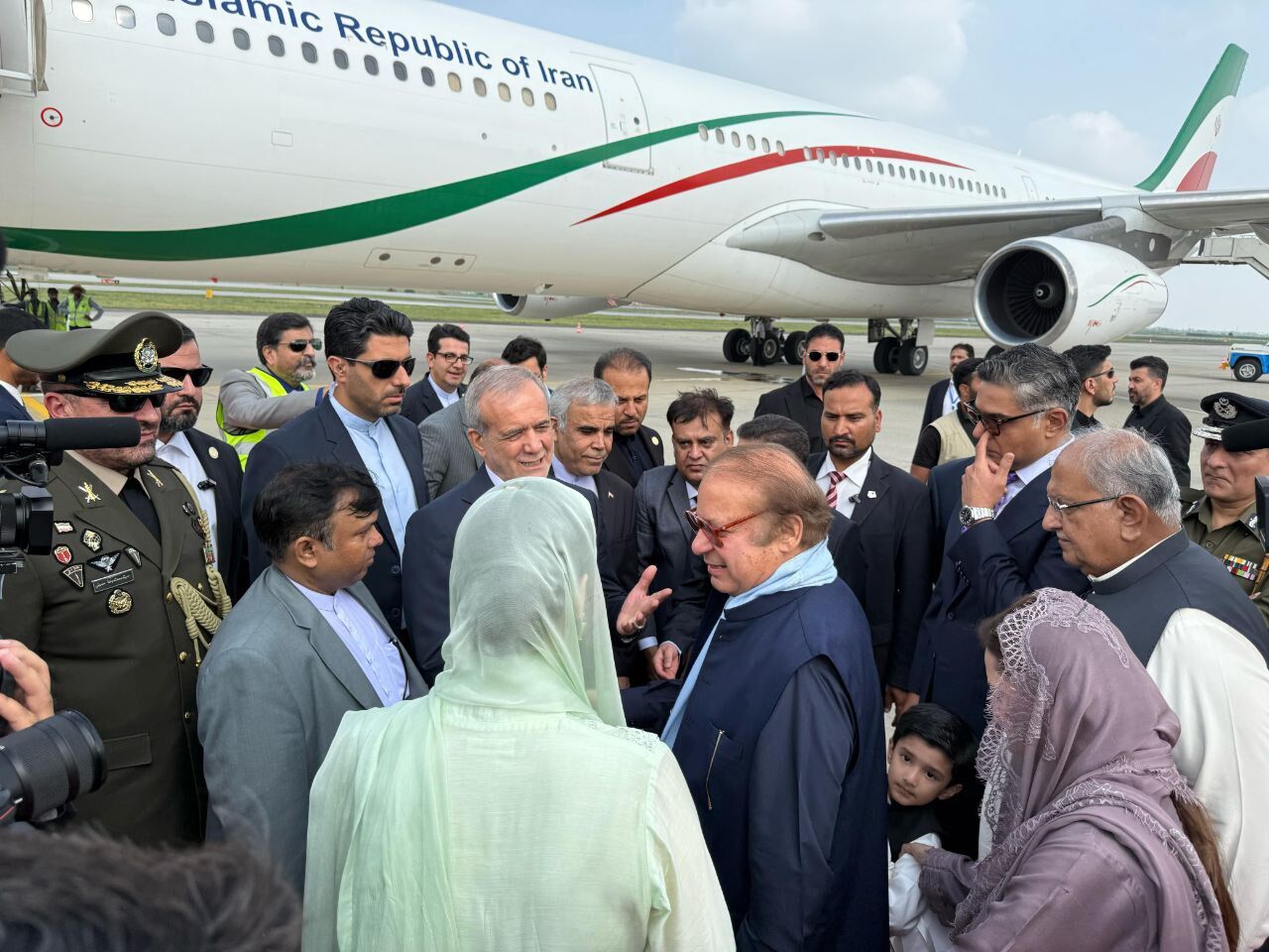 رئیس جمهوری اسلامی ایران با استقبال «نواز شریف» وارد لاهور شد رئیس جمهوری اسلامی ایران با استقبال «نواز شریف» وارد لاهور شد