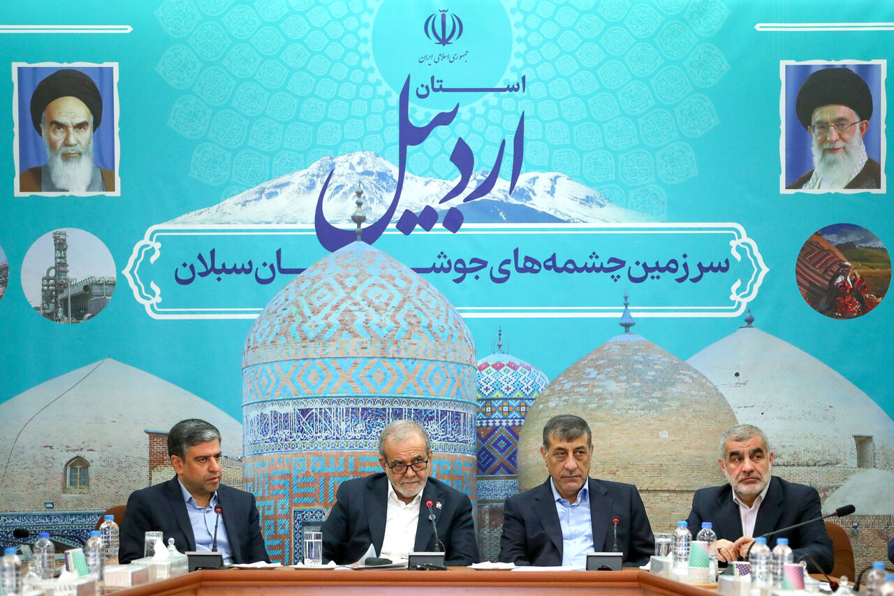 پزشکیان: مدرسه و دانشگاه آینده کشور را می‌سازد/ به جای تخریب نقد سازنده کنیم