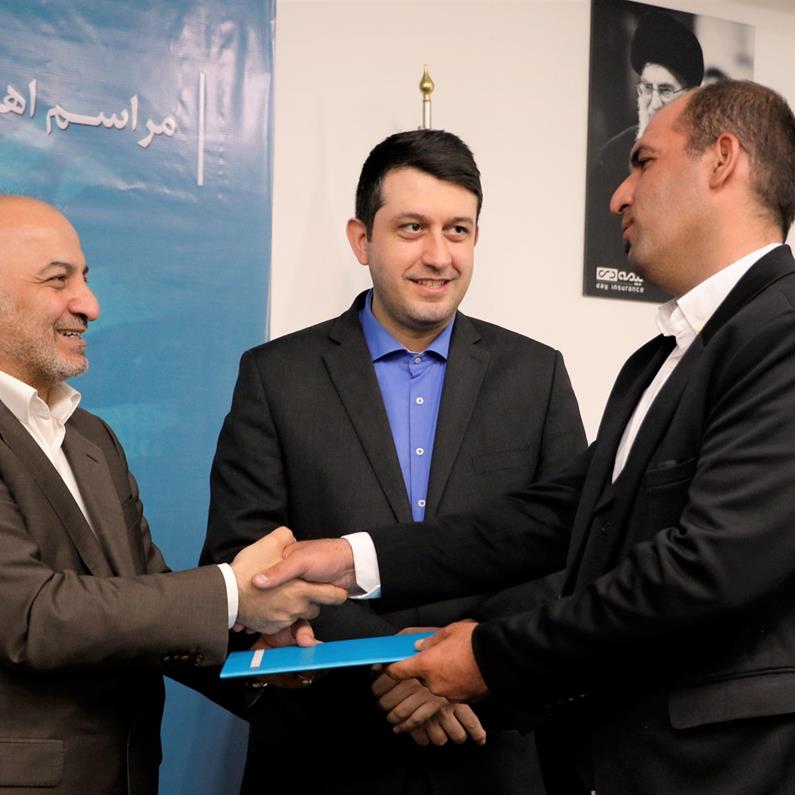 از جاری شدن اشک شوق برنده زنجانی تا باور نکردن برنده شدن شهروند ایلامی / جوایز برندگان جشنواره عید تا عید بیمه دی اهدا شد از جاری شدن اشک شوق برنده زنجانی تا باور نکردن برنده شدن شهروند ایلامی / جوایز برندگان جشنواره عید تا عید بیمه دی اهدا شد