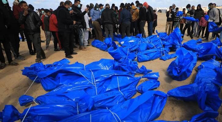 پیکر ۱۵ شهید فلسطینی دیگر به وزارت بهداشت غزه تحویل شد پیکر ۱۵ شهید فلسطینی دیگر به وزارت بهداشت غزه تحویل شد