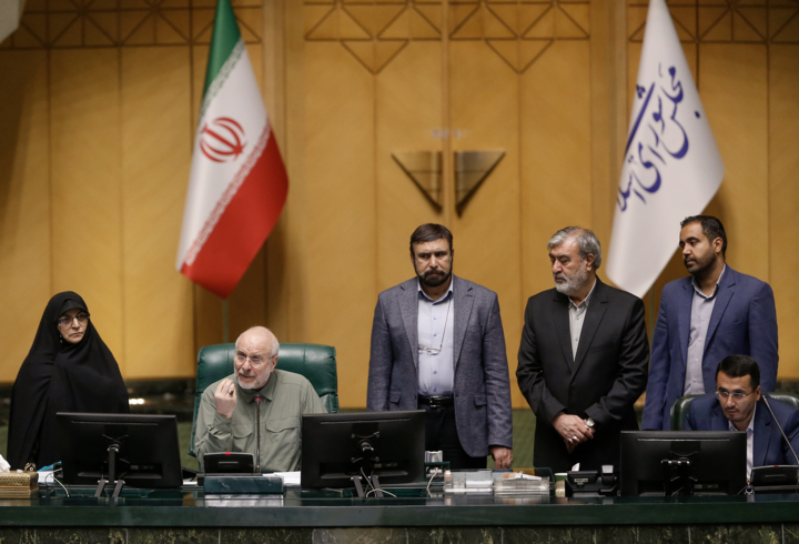 انتقاد رئیس مجلس از تمرکز بر واردات کالا به جای تلاش برای بهینه‌سازی