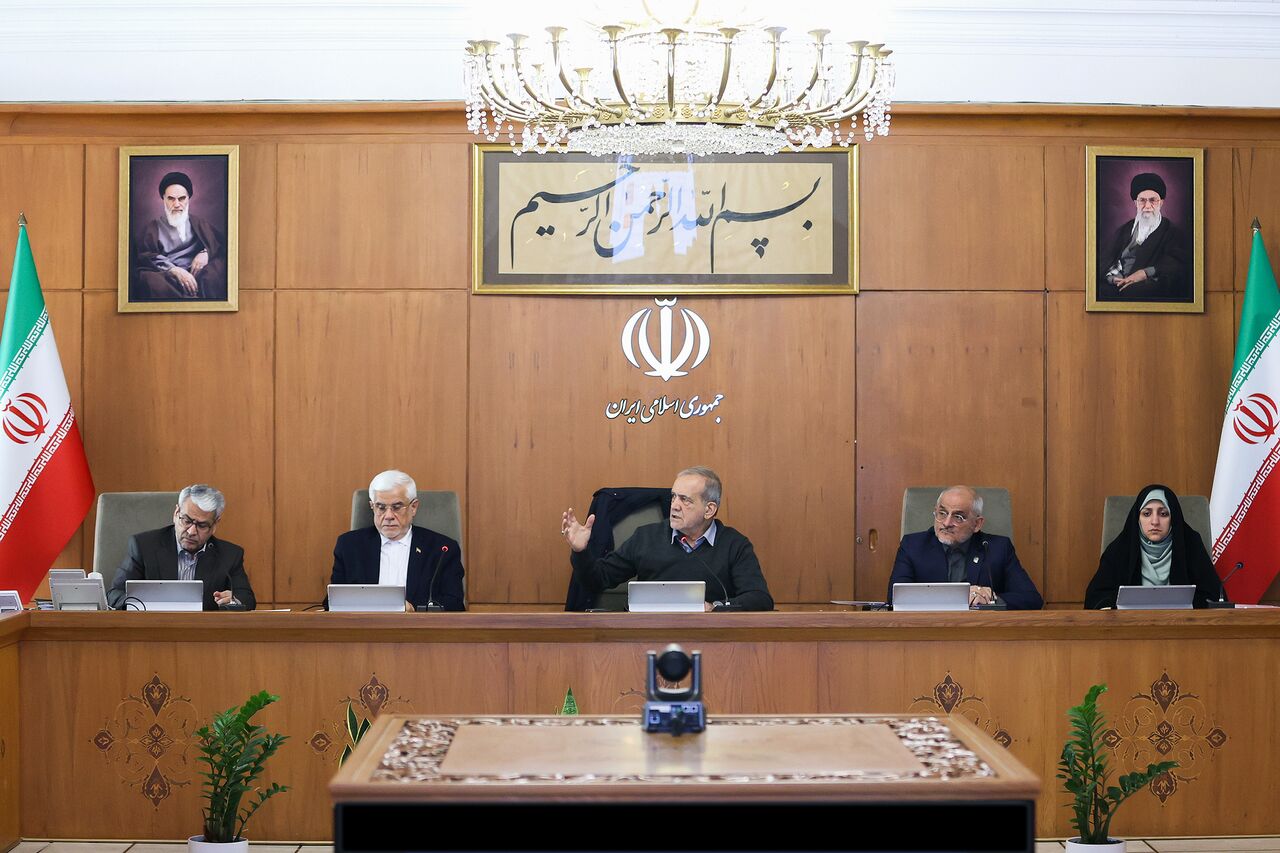 رئیس‌جمهور: نباید پست و مقام مبنای دریافت حقوق باشد/ ضرورت سامان دادن به ناترازی منابع