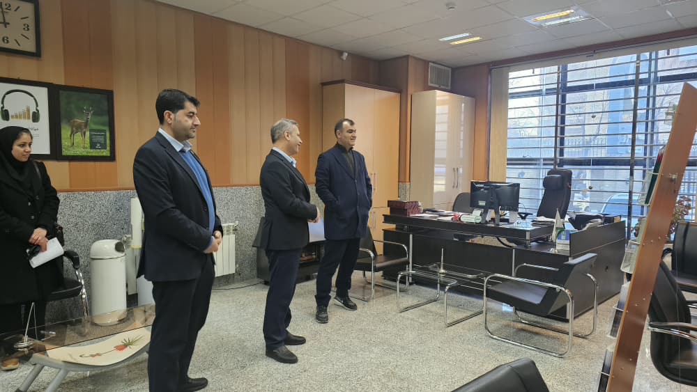 مدیرعامل بیمه البرز در بازدید سرزده از شعبه شهرکرد: رضایت مشتریان مؤثرترین تبلیغ است