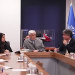 عارف: مدیریت تنگه هرمز با ایران است؛ یا در میز مذاکره یا در میدان حقمان را تثبیت می‌کنیم