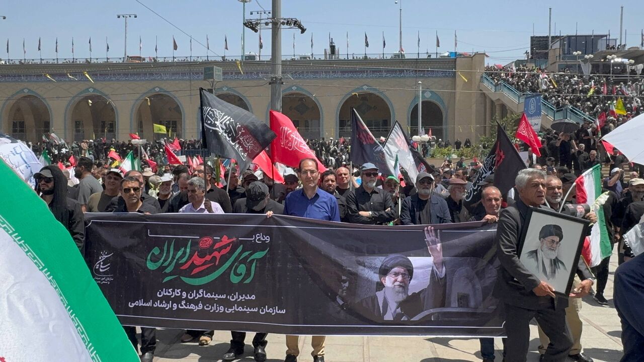 بازیگر قدیمی سینما درگذشت؛ حضور سینمایی‌ها برای وداع با رهبر شهید