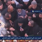 اقامه نماز سید محمد تقی حکیم بر پیکر رهبر شهید انقلاب در نجف اشرف