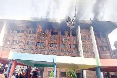 آتش سوزی در بیمارستان در پایتخت پاکستان جان ۱۵ نوزاد را گرفت
