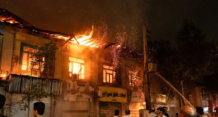 روایت کسبه از آتش‌ سوزی بازار گرگان/ آتش خاموش شد؛ اما خطر ادامه دارد