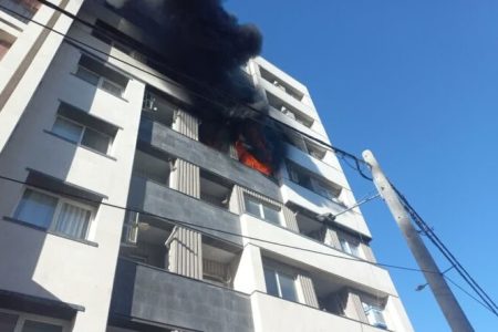 آتش‌سوزی در ساختمان مسکونی ۷ طبقه/ ۴ کودک در طبقات بالا محبوس شدند