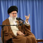 خداوند از کسانی که‌ با قلمشان روحیه انقلابی‌را تضعیف کنند نمی‌گذرد