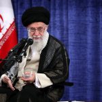 رهبر انقلاب:مردمی بودن به ادّعاکردن نیست/ مثل مردم زندگی کنیم