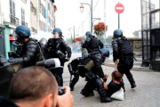 حمله پلیس فرانسه با گاز اشک آور به معترضان نظام سرمایه داری