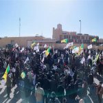 تظاهرات کنندگان خشمگین عراقی از دیوار سفارت آمریکا بالا رفتند